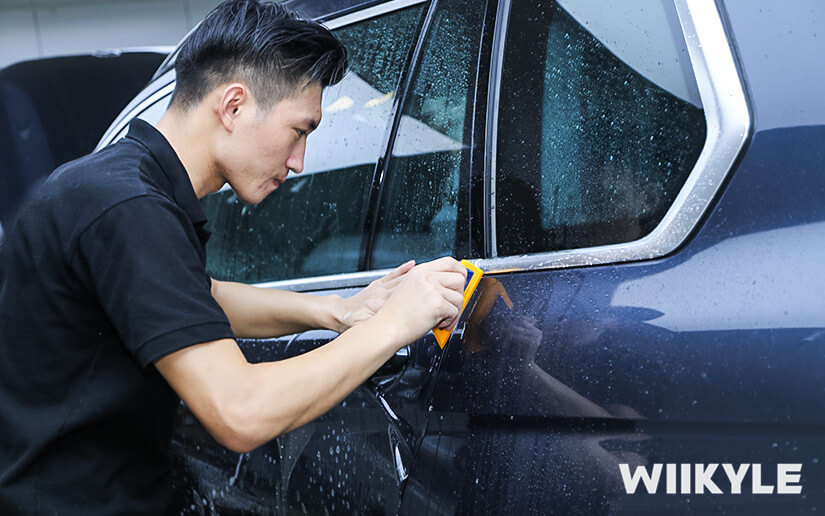 把多余的水使用刮板刮出去