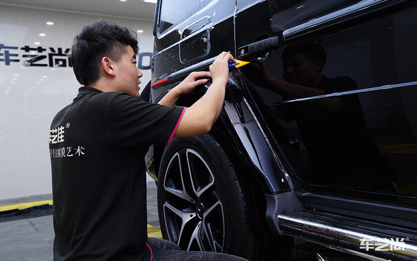 正在貼膜的奔馳車
