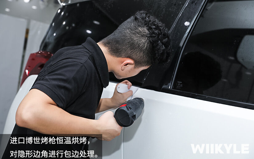 豐田埃爾法貼車衣，通過烤槍烘烤進行包邊處理