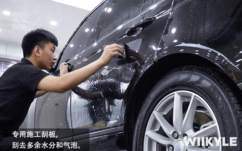 專業的刮板工具，對膜進行積水和氣泡的處理