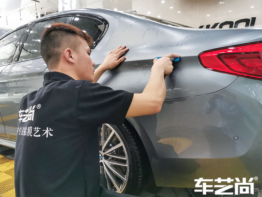 威固隱形車衣施工時使用刮板除水和氣泡