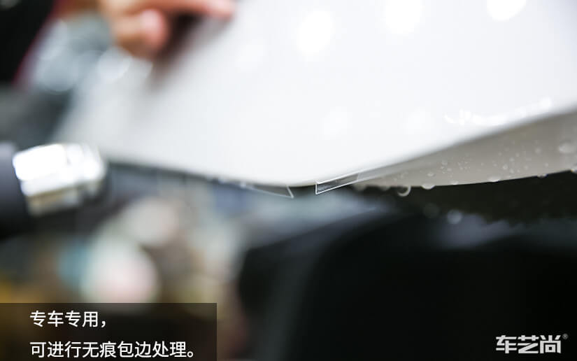 白色車邊緣處貼隱形車衣