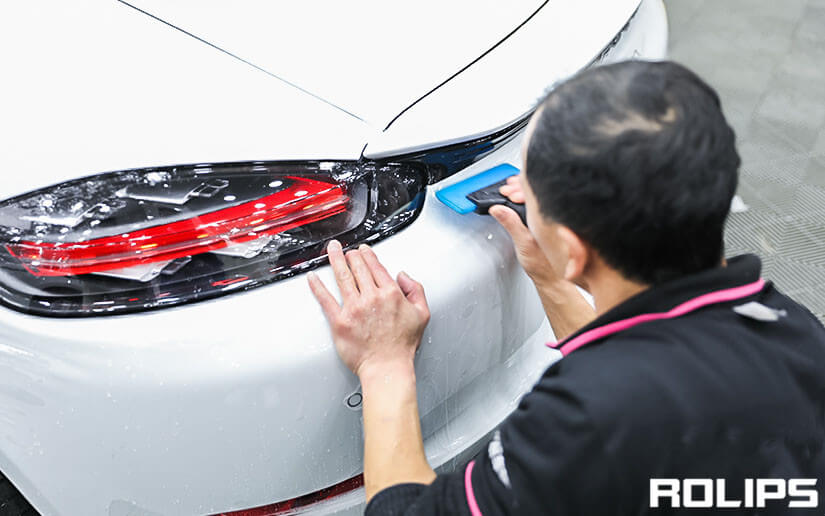 白色車貼車衣的細節展示