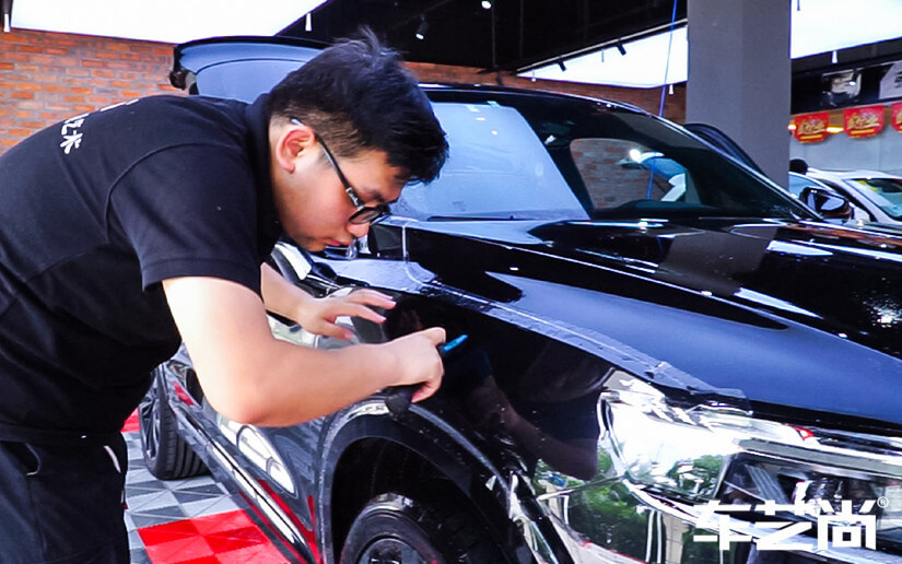 藝卡車衣施工黑色吉利，專業工具施工