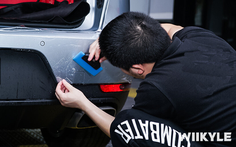 技師們施工保時捷麥肯展示圖