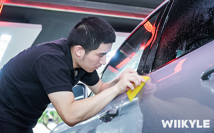 技師們認真貼WIIKYLE車衣效果圖