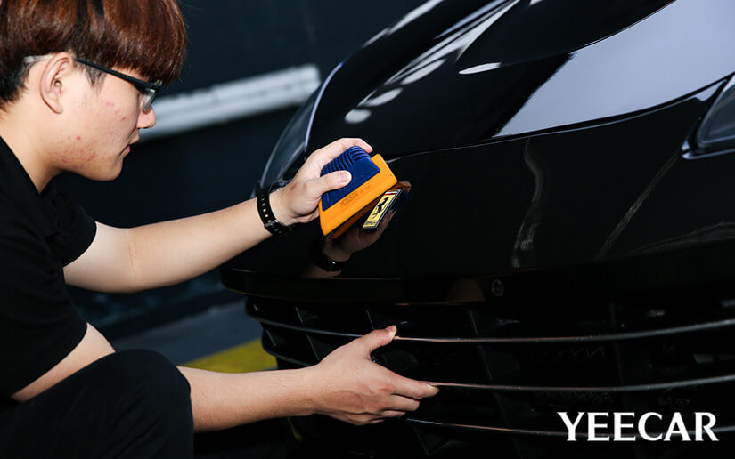 YEECAR車衣使用專業刮板工具，除水除氣泡