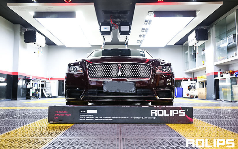 貼ROLIPS車衣的林肯車