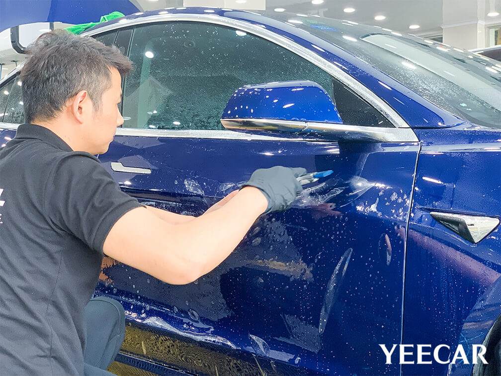 YEECAR門店技師施工特斯拉