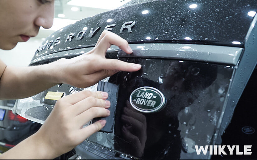 WIIKYLE技師使用刮板工具施工圖