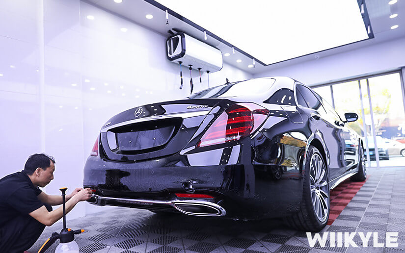 師傅使用溫和試劑進行封邊處理，不翹邊