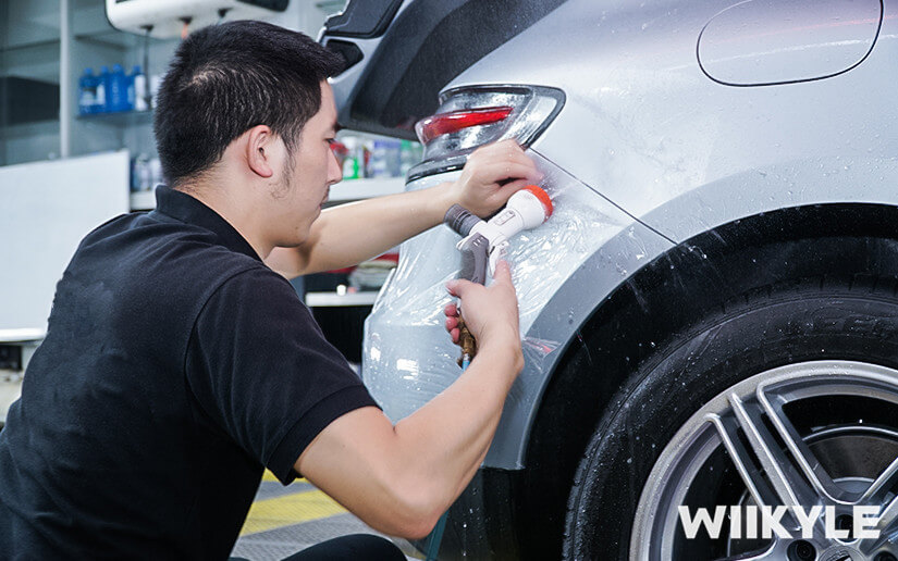 貼WIIKYLE隱形車衣進行微水施工，方便處理