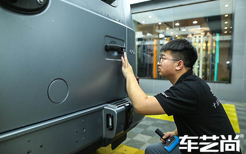 奔馳AMG裝貼威固隱形車衣過程圖（7）