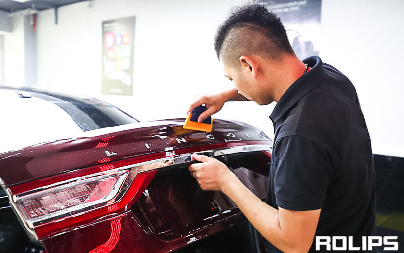 正在貼ROLIPS隱形車衣的林肯大陸