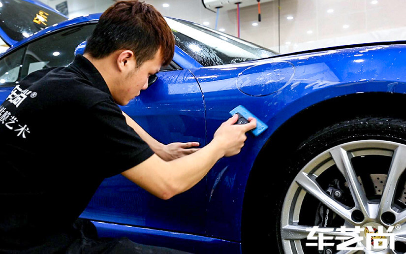 威固技師使用刮板除水