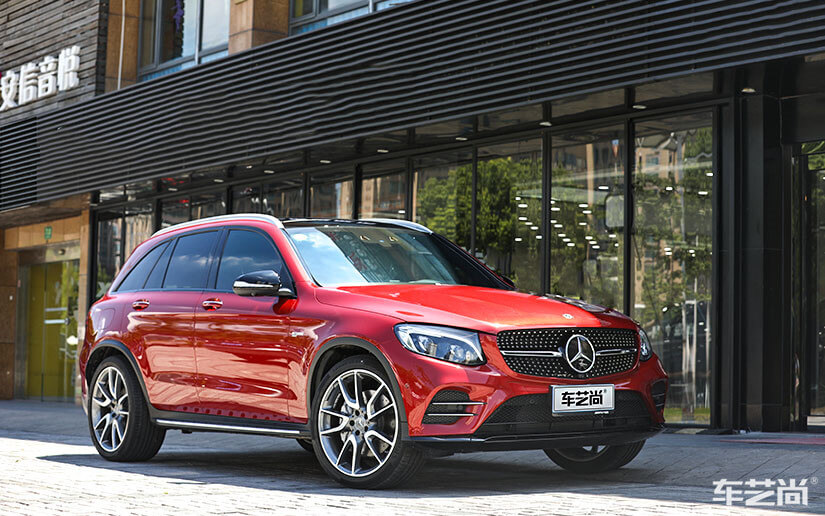 紅色的奔馳車貼了龍膜隱形車衣會有什么樣的效果呢?